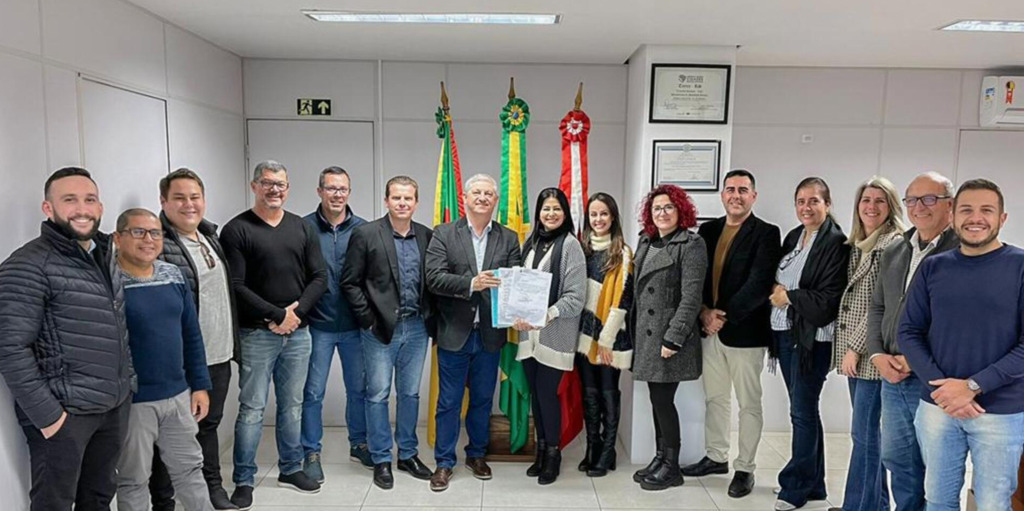 PREFEITO CARLOS SOUZA ENTREGA PROPOSTA 
DO PLANO DIRETOR À CÂMARA DE VEREADORES DE TORRES