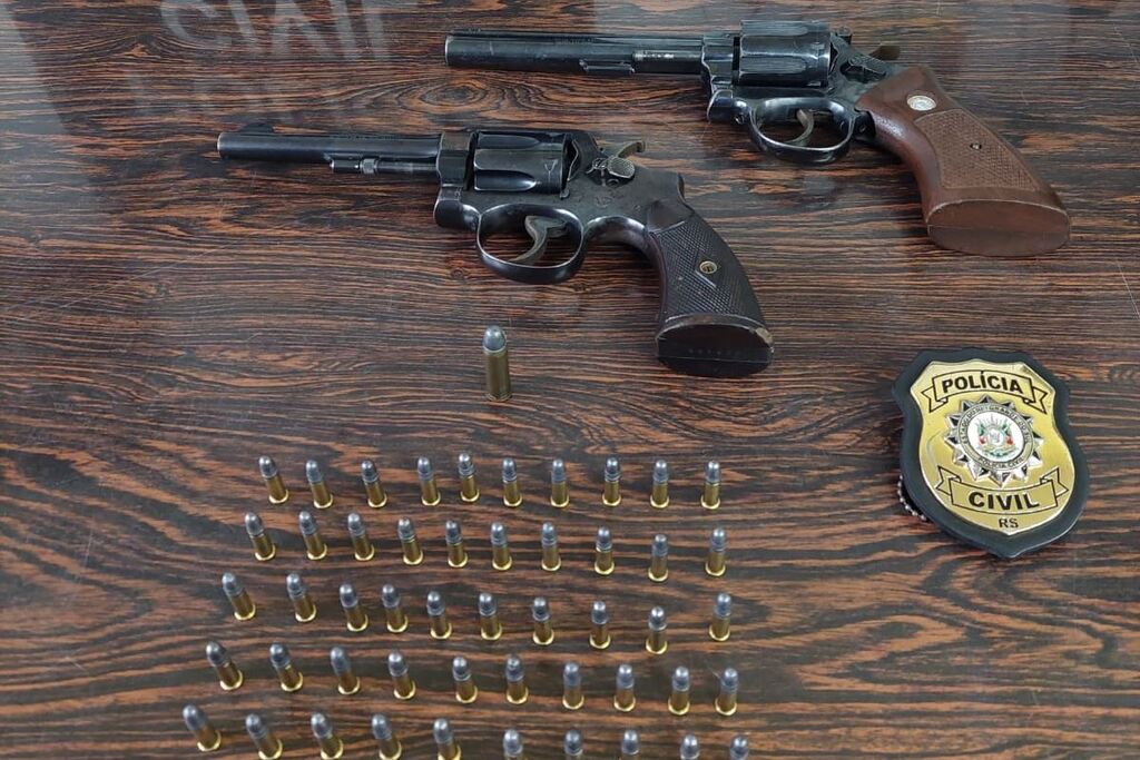  - Foi apreendido pela polícia um revólver calibre 38 da marca Smith & Welsson, um revólver Taurus calibre 32, 50 munições calibre 22 e uma munição calibre 38