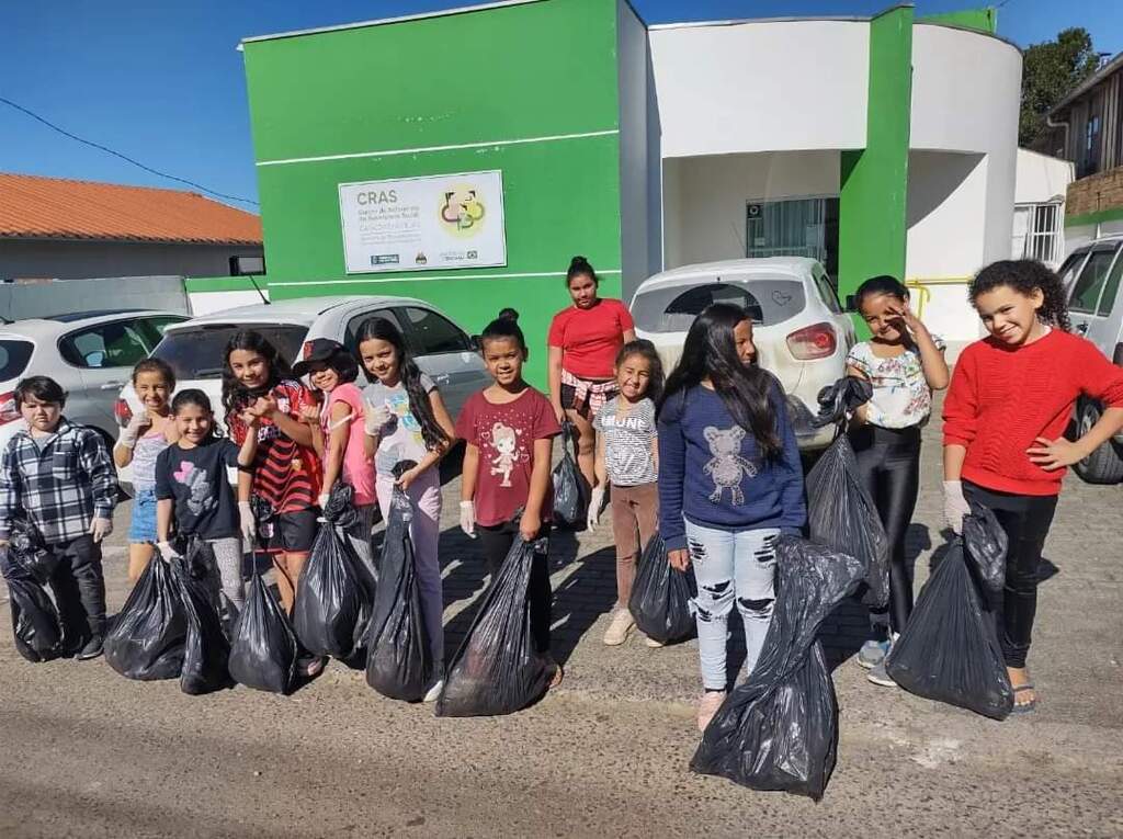 Crianças do SCFV realizaram coleta de lixo em ruas de Otacílio Costa