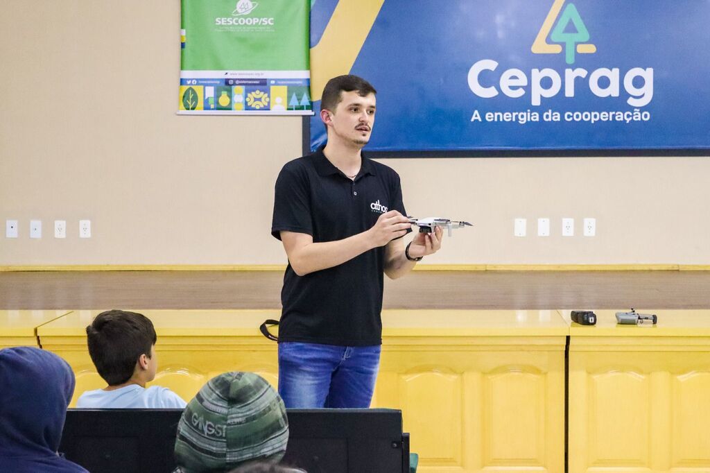 ALUNOS DE PRAIA GRANDE PARTICIPARAM DE PALESTRA SOBRE COMUNICAÇÃO E TURISMO