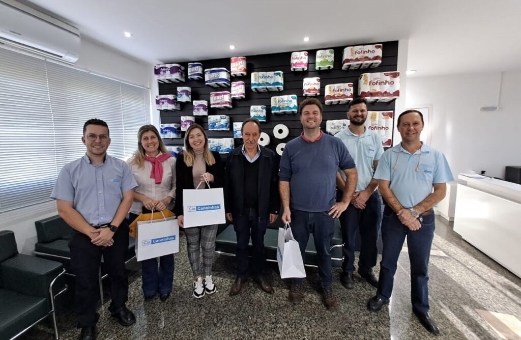 Cia Canoinhas de Papel é a primeira empresa a adotar espaço público
