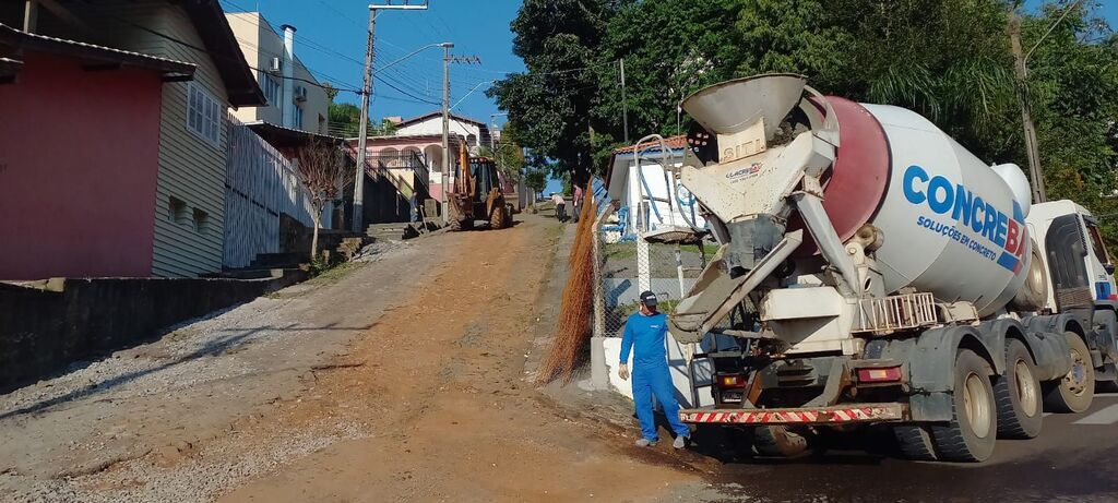 Secretaria da Infraestrutura de Capinzal executa a pavimentação da Rua Dr. Vilson Bordin