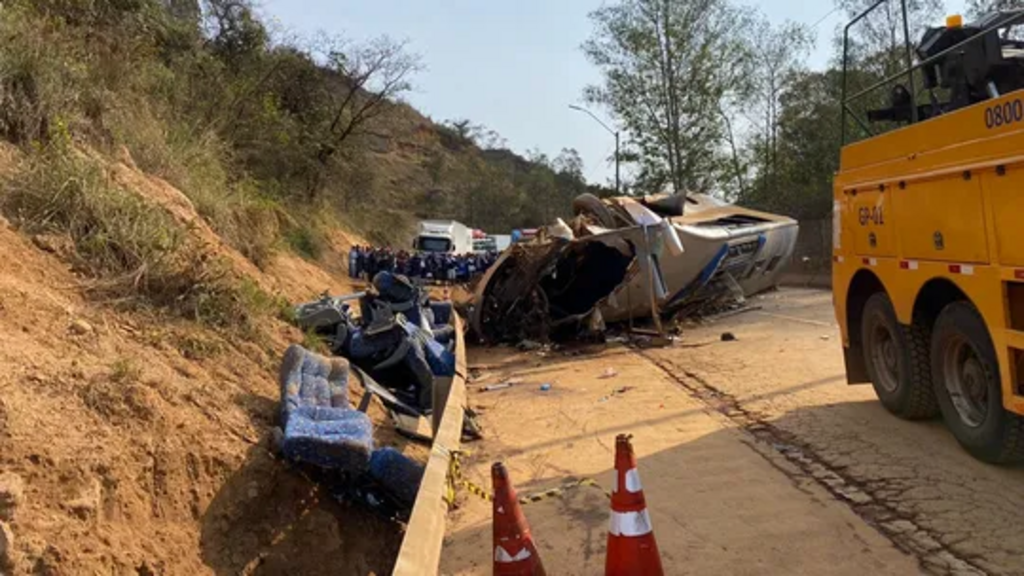 título imagem Sete torcedores do Corinthians morrem após ônibus com 43 pessoas capotar em acidente
