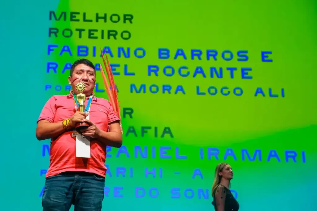 Filme produzido por cineasta Yanomami é premiado no Festival de Gramado