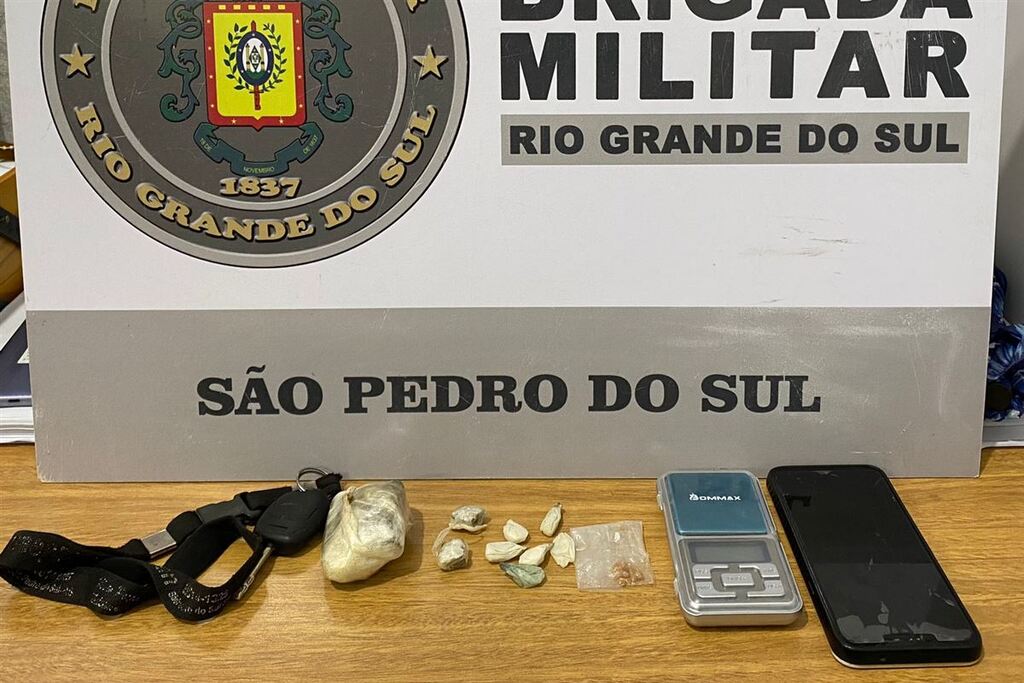 Foto: Brigada Militar - Porções de crack, maconha e cocaína foram apreendidos com o suspeito, além de uma balança de precisão e um aparelho celular