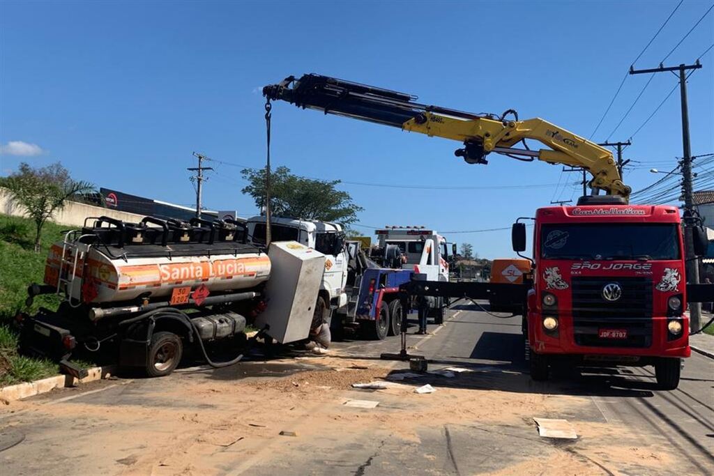 Galeria de imagens: Com auxílio de um caminhão guincho, veículo foi desvirado da rodovia