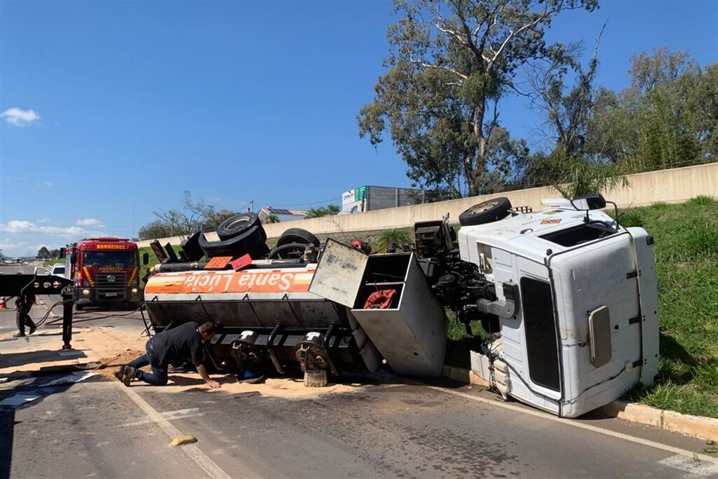 Foto: Mateus Ferreira - Parte da carga de óleo diesel ficou espalhada pela rodovia