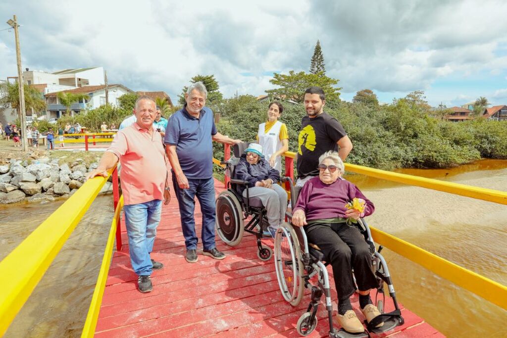 Passarela no braço do Rio Acaraí é inaugura para atender comunidade e o turismo local