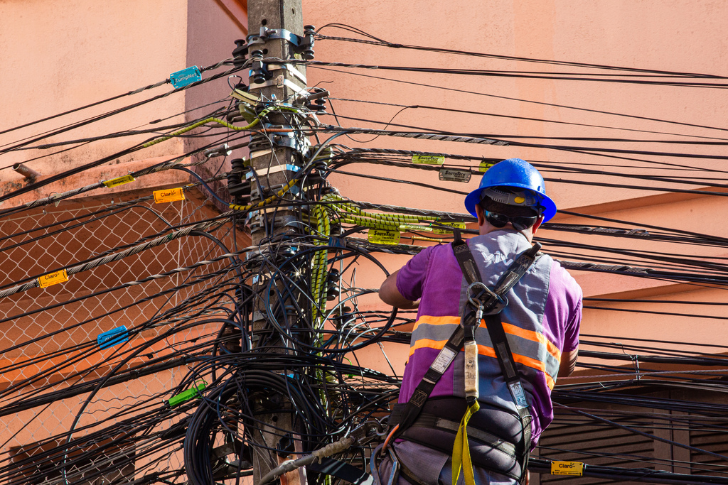 Mutirão para retirada de fios em desuso nos postes continua nesta terça-feira na Rua dos Andradas
