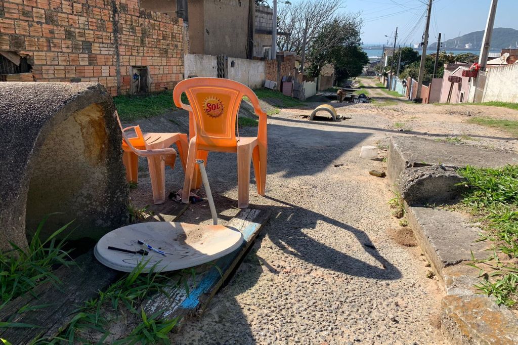 Moradores chamam atenção da Prefeitura de Imbituba sobre problemas estruturais na “Rua da Calha”