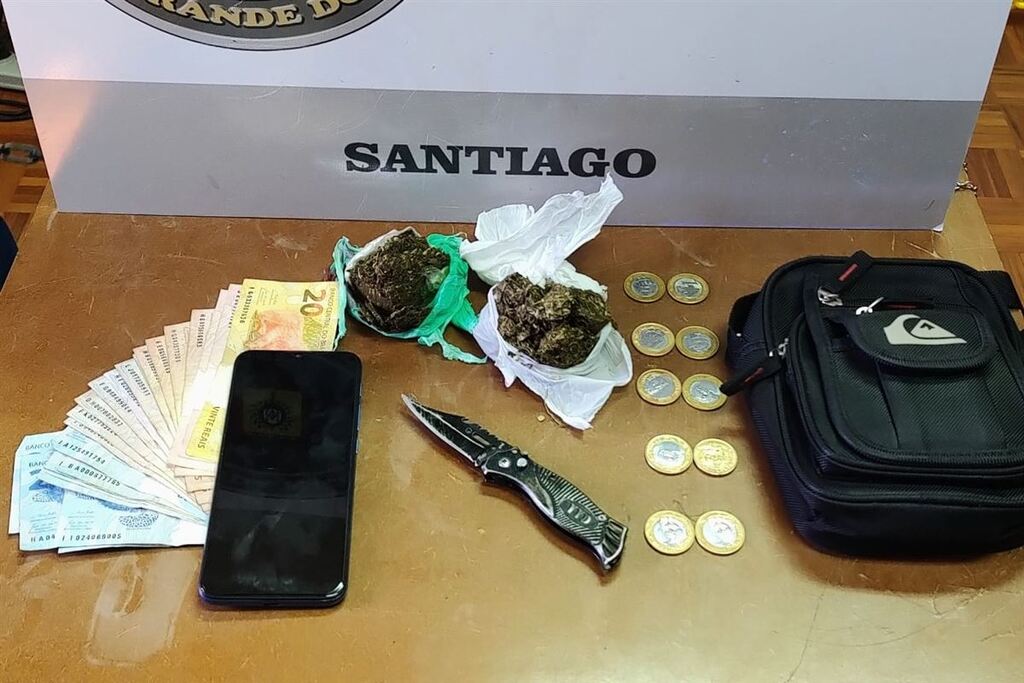 Foto: Brigada Militar - Policiais da Força Tática apreenderam porções de maconha, um aparelho celular, dinheiro e um canivete