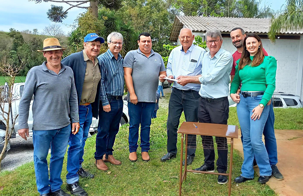  - Foto legenda: Conforme fotos Alcides Borges (Cide) e o prefeito Dorini assinaram a confirmação na doação do imóvel à Prefeitura, para que o poder público possa investir em termos de melhorias no mencionado centro.