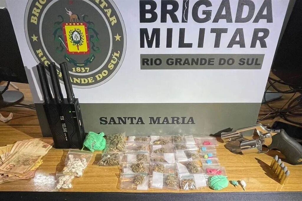 Foto: Brigada Militar - Arma, munições, drogas e um bloqueador de sinal de GPS foram apreendidos pela Brigada Militar