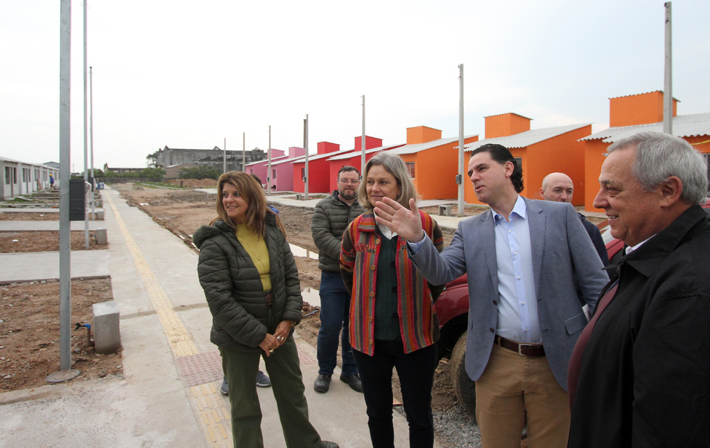 Foto: Jô Folha - DP - Peruchin visitou as 165 casas que estão sendo construídas na Estrada do Engenho