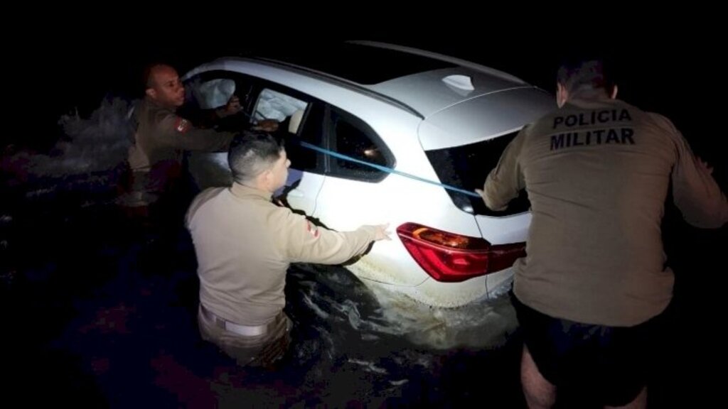 Motorista foge da PM, cai no mar e, após resgate, é preso