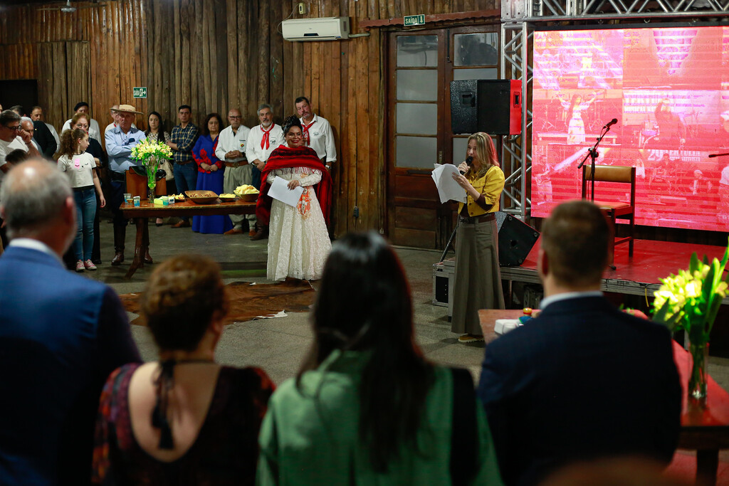 Fotos: Ariéli Ziegler (PMSM) - A secretária de Cultura de Santa Maria, Rose Carneiro, relembrou a história do tradicional evento durante lançamento da 30ª edição na Estância do Minuano