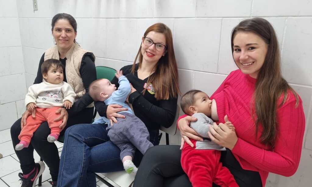 Mães amamentam os filhos nos CEIs em Canoinhas