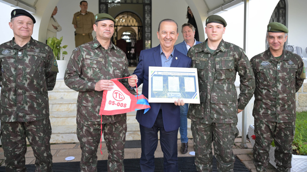 Autoridades do Estado ganham homenagem e reforçam parceria com Exército  Brasileiro