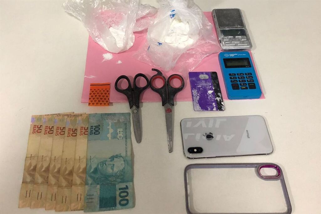 Foto: Polícia Civil - Além do aparelho de celular furtado, os policiais encontraram porções de cocaína com a adolescente