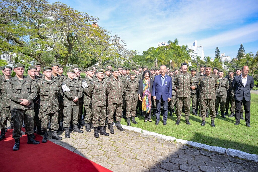 Governador é agraciado com a Medalha Exército Brasileiro