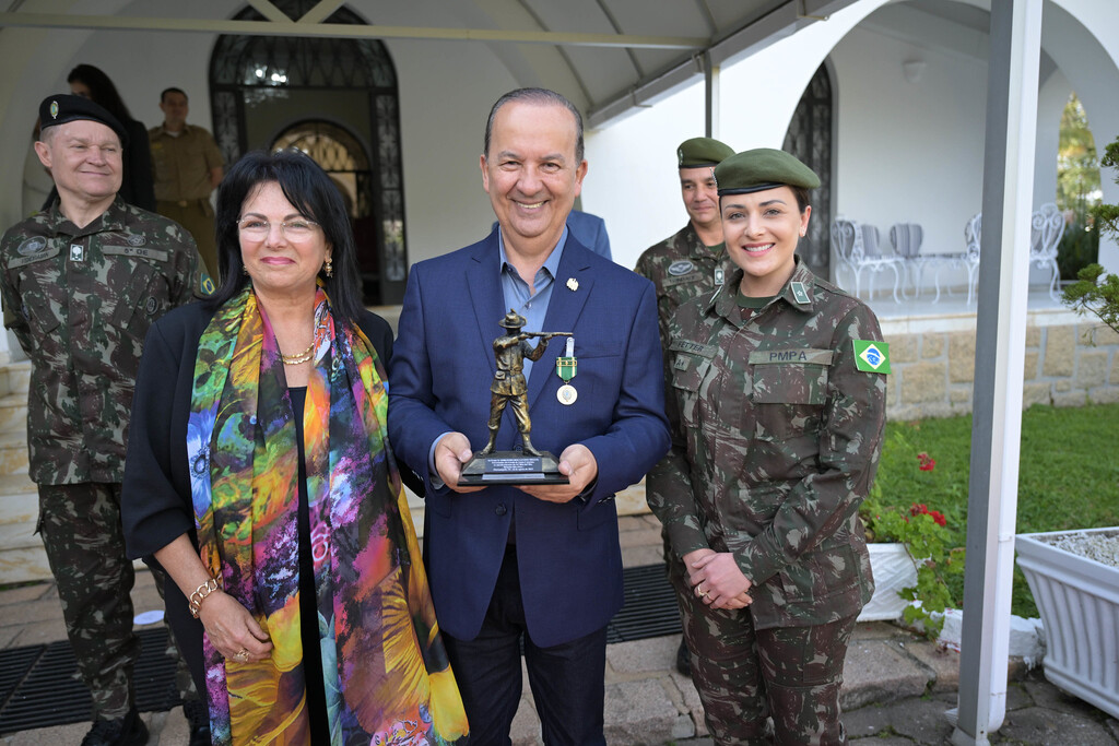 Governador de SC é agraciado com a Medalha Exército Brasileiro - ACN -  Agência Catarinense de Notícias