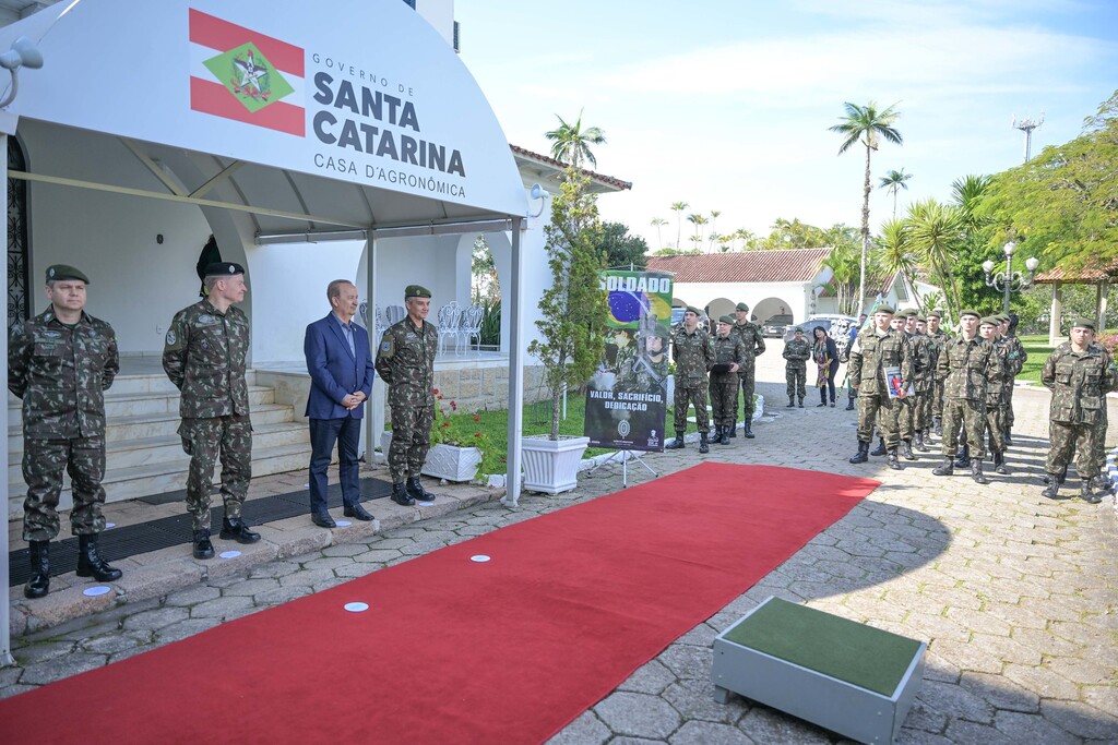 Governador de SC é agraciado com a Medalha Exército Brasileiro - ACN -  Agência Catarinense de Notícias