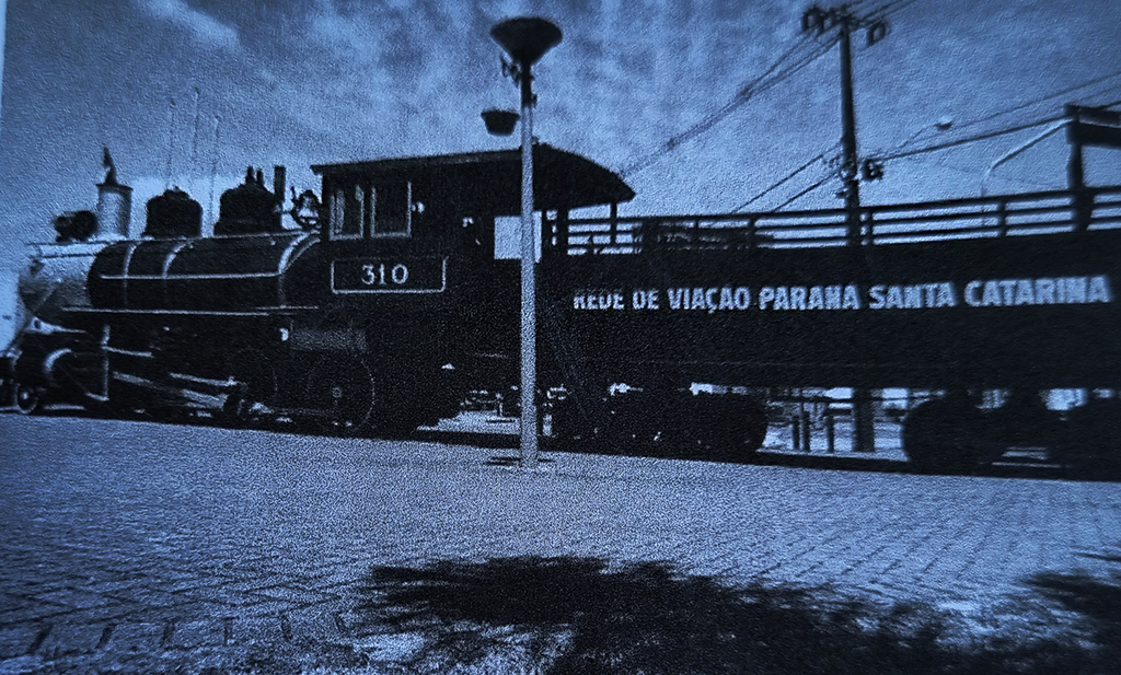 VOLTANDO NO TEMPO
O livro “Maria Fumaça uma Volta ao Passado”, de autoria de Paulo Eliseu Santos, sobre a estrada de ferro sul do Brasil foi de muita importância para o povoado do Vale do Rio do Peixe. 

