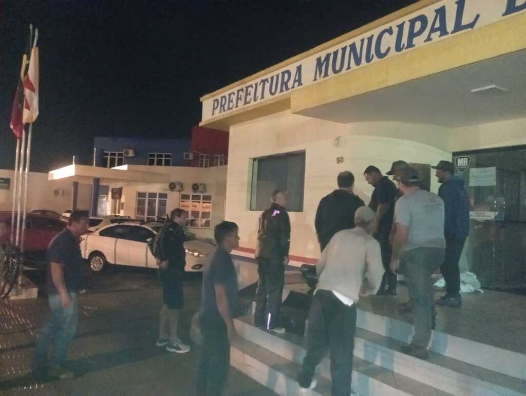 CHUVA DE GRANIZO CAUSA ESTRAGOS EM CENTENAS DE CASAS E LAVOURAS EM SÃO JOÃO DO SUL