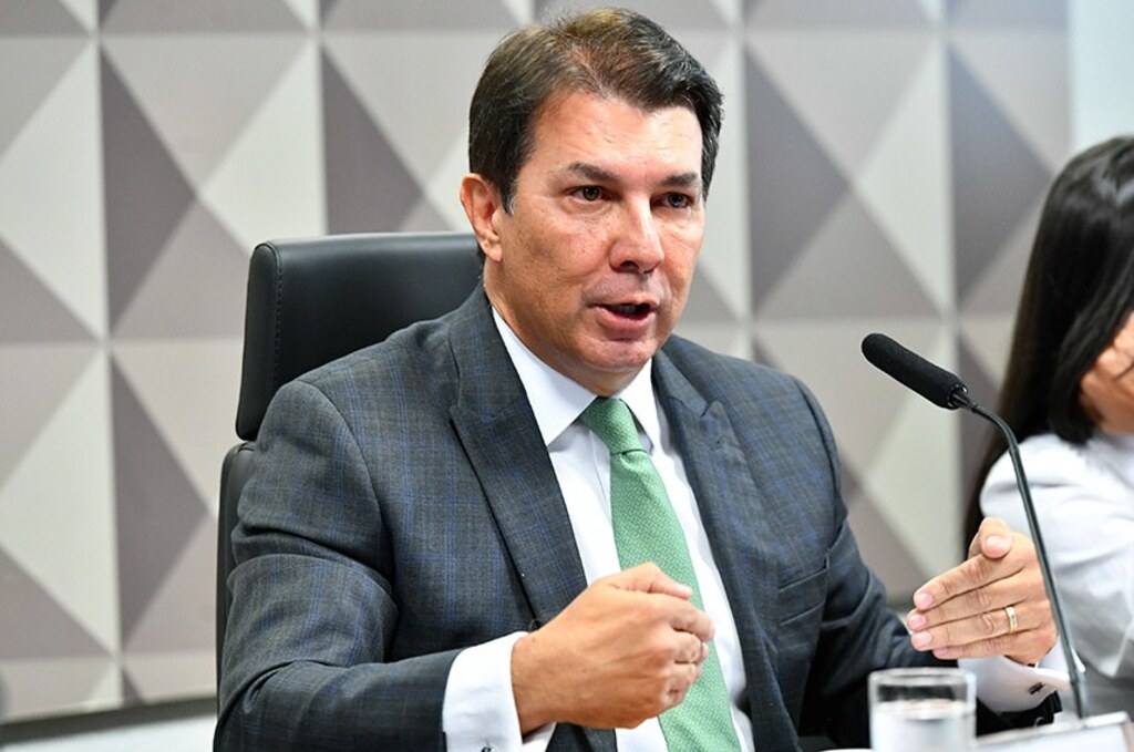 Presidente da comissão pauta quebra de sigilo de Zambelli e diz que não vai investigar joias de Bolsonaro