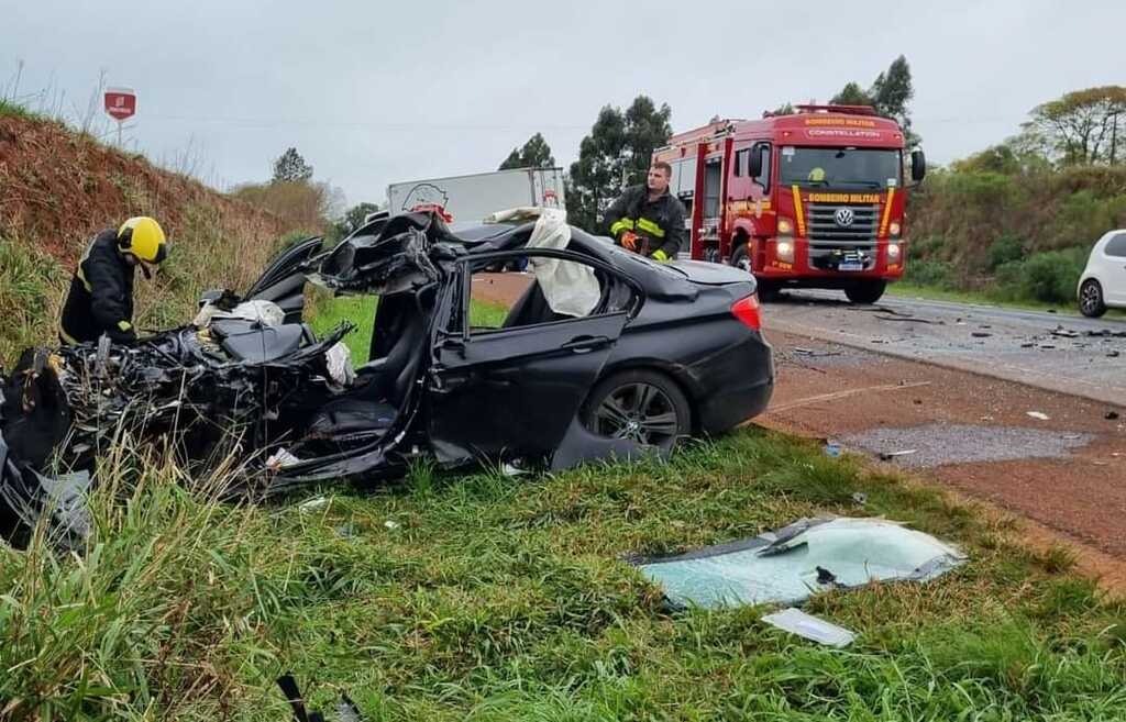 Colisão frontal entre BMW e caminhão deixa duas pessoas feridas em rodovia da região