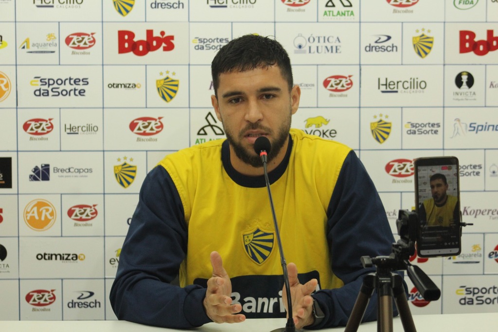 Léo diz ter vontade de permanecer no Lobo, mas pede foco no Grêmio Sub-20