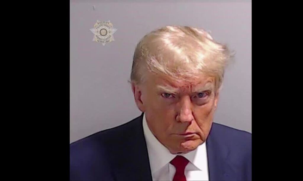 Trump se entrega à Justiça, é fichado na Geórgia e fotografado pela 1ª vez como réu