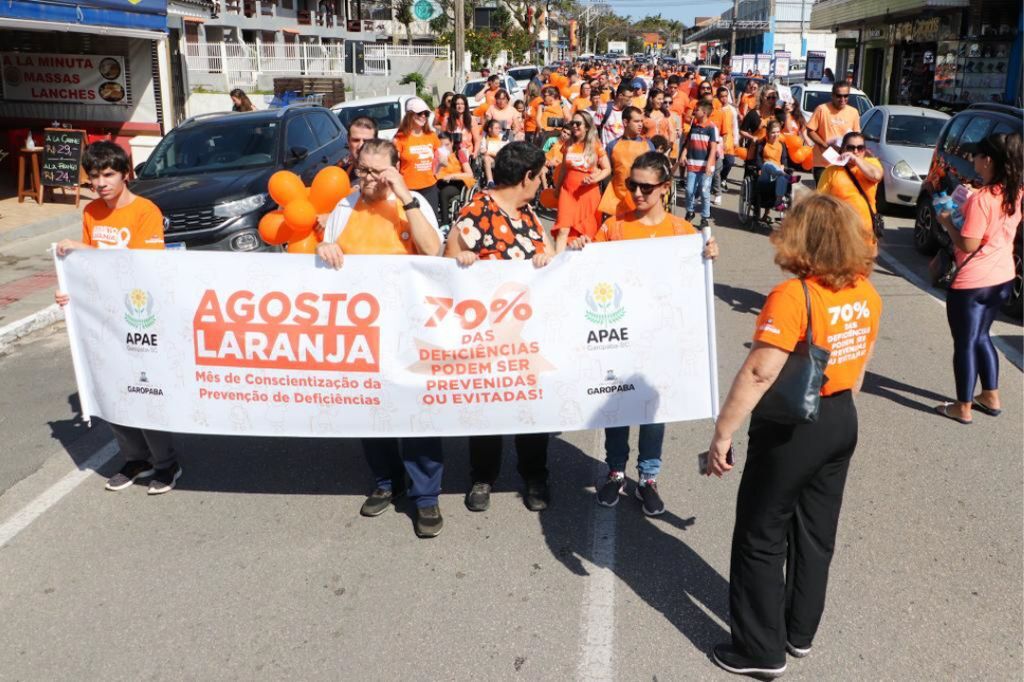 Agosto Laranja: desfile de moda, caminhada e espaço sensorial trazem inclusão e conscientização durante ll Feira da Inclusão