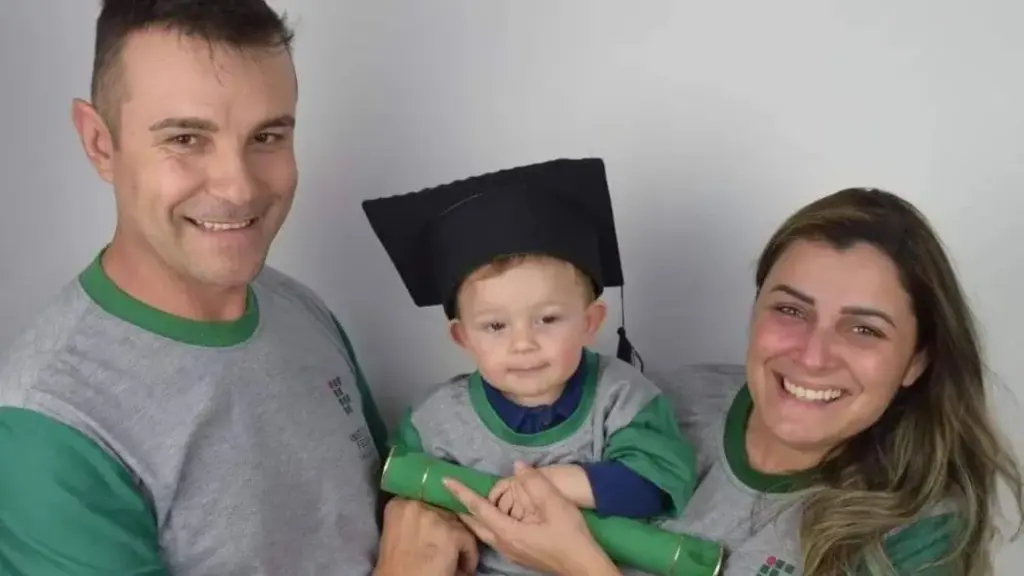 Bebê ganha uniforme e beca de formatura em Santa Catarina