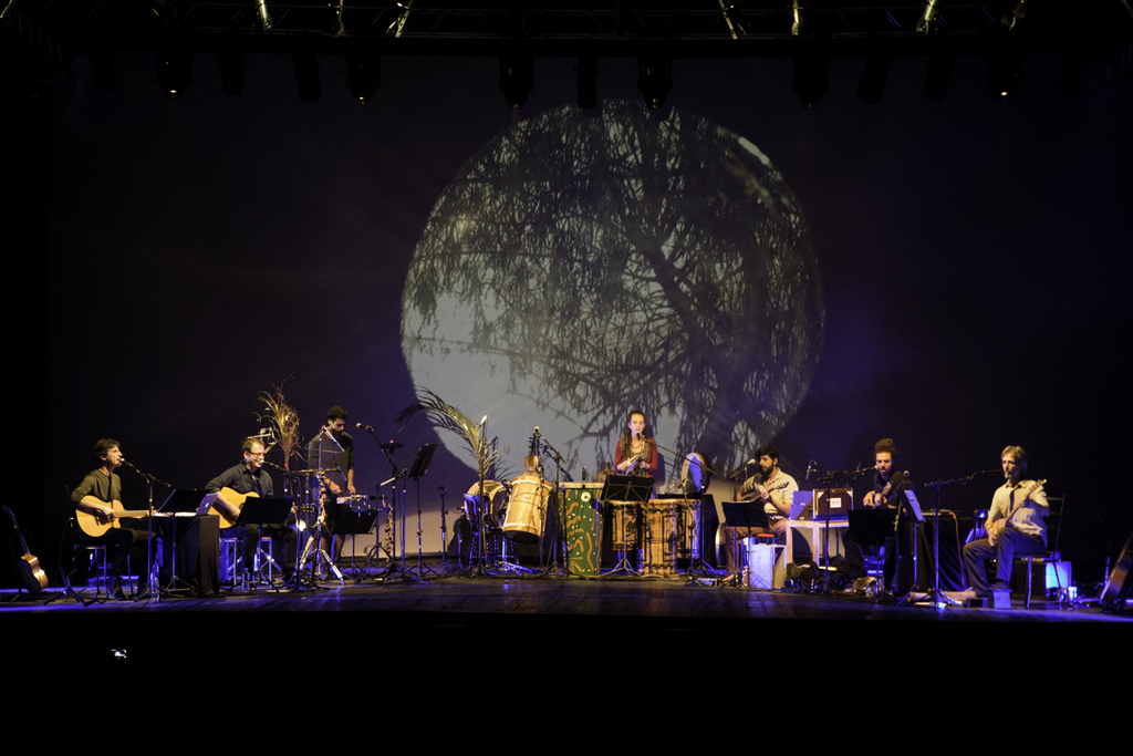 Foto: Nauro Junior - Especial - DP - Da esquerda, Kledir, Kleiton, João, Gutcha, Ian, Thiago e Vitor tocam, cantam e dividem-se nos solos de canções conhecidas pelo público