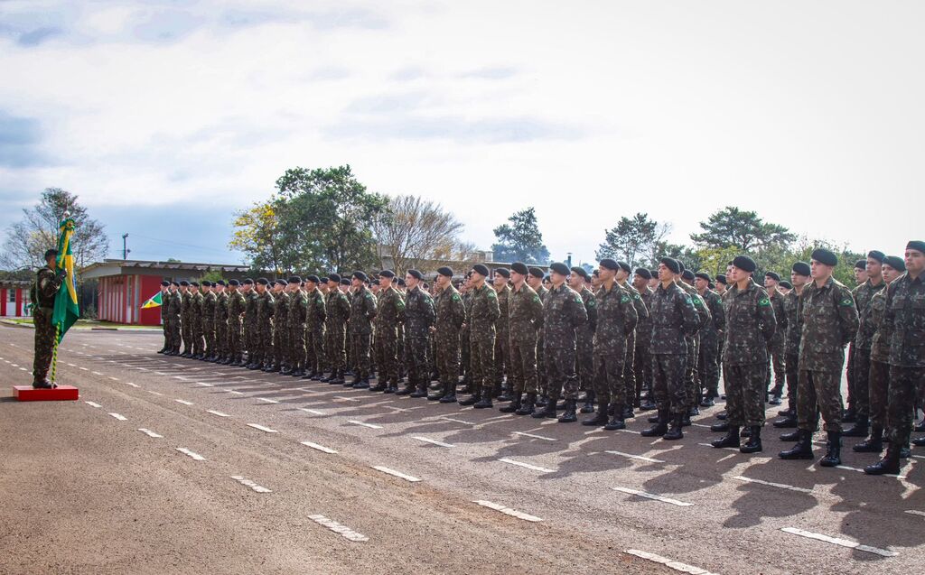 Formatura e desfile militar marcam as comemorações pelo Dia do Soldado