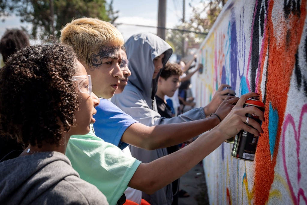 Proje7o Arco-Íris chega para promover experiência artística com Graffiti em escola municipal 