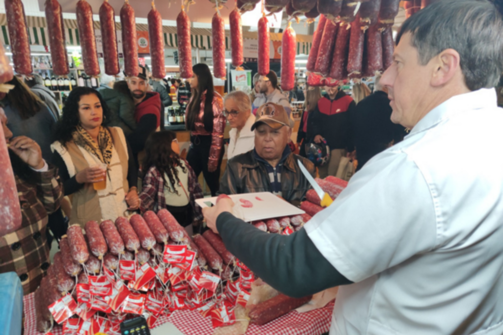 Rogério Fernandes - Emater - DP - Salames estão entre os produtos oferecidos aos consumidores durante a feira no pavilhão