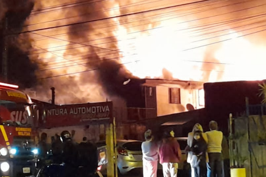 Duas casas são atingidas por incêndio no Bairro Itararé; campanha solidária é criada para ajudar as vítimas
