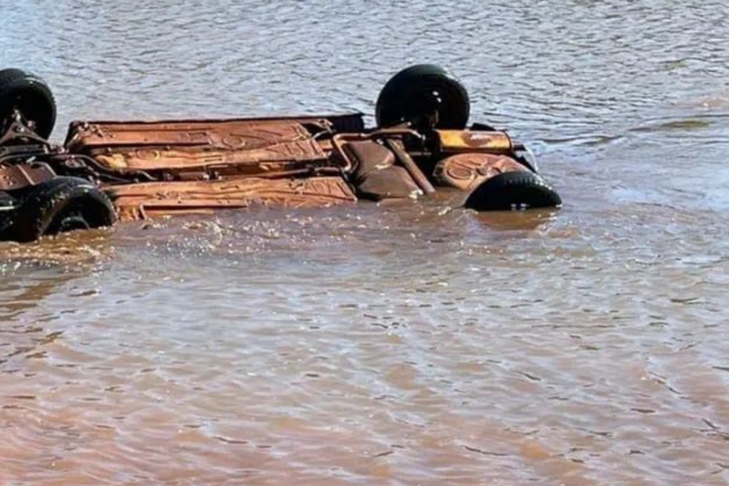 título imagem VÍDEO: mulher morre após carro cair de balsa e afundar em rio no Noroeste do Estado