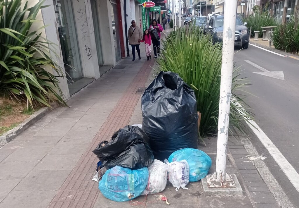 Sem caixas, lixo se avoluma nas calçadas