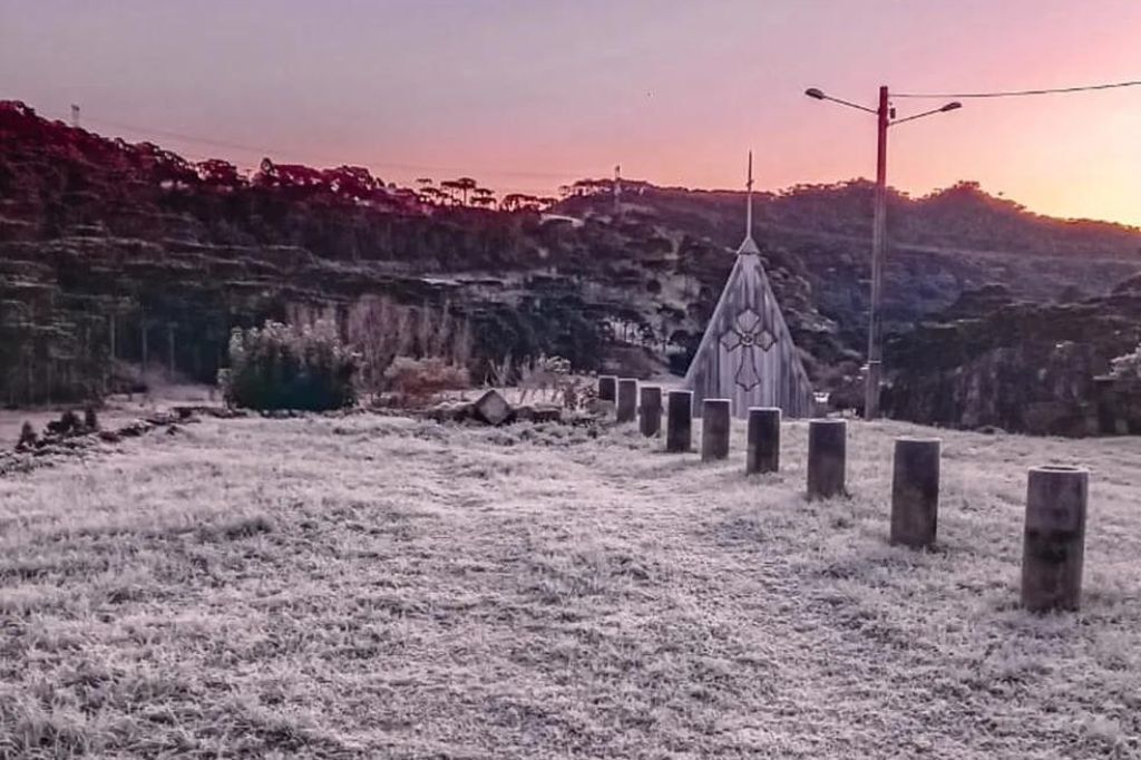 SC tem 2º dia com temperaturas negativas após semana de calorão, e geada muita paisagem na Serra