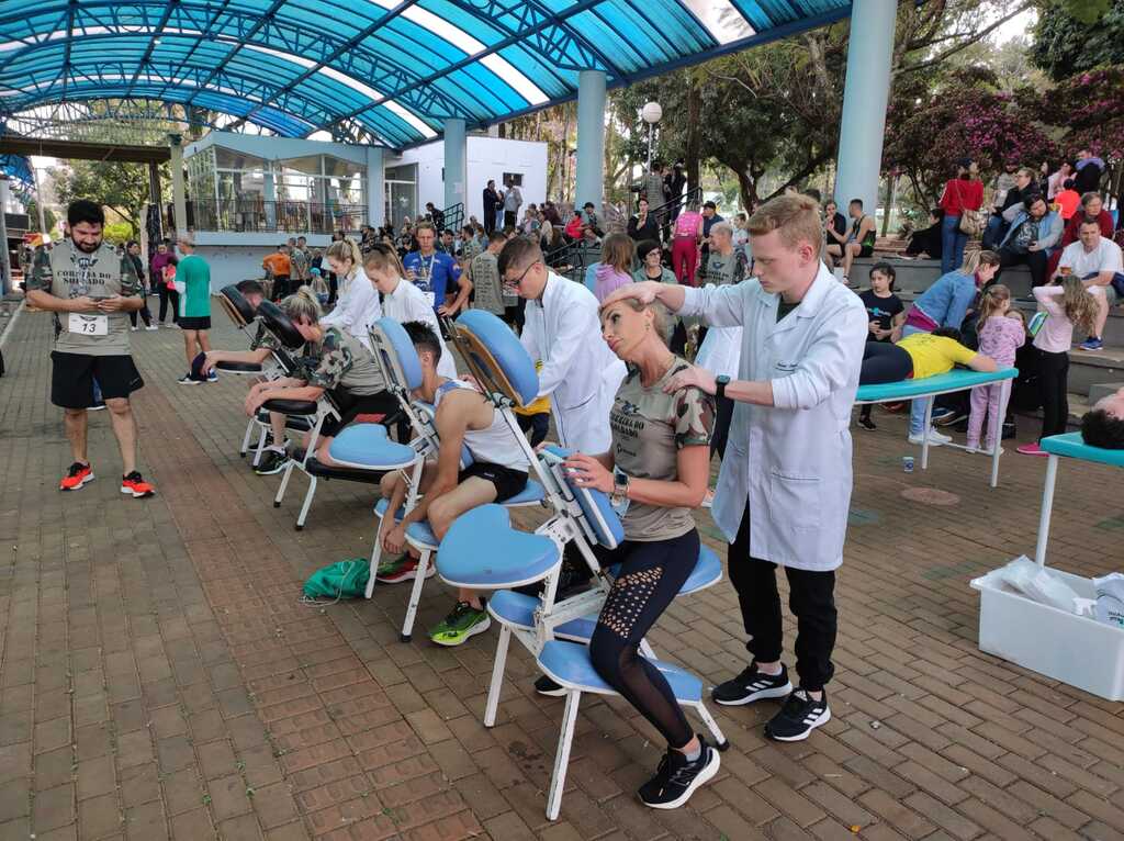 Estudantes de Fisioterapia realizam recovery esportivo na Corrida do Soldado 2023