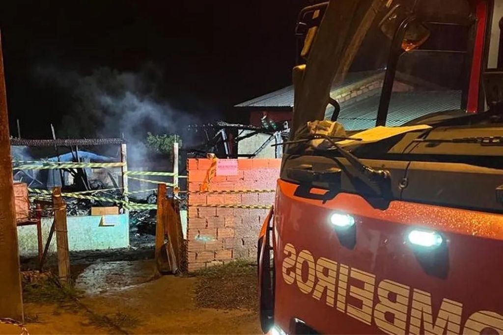  - Mãe e filho morreram após incêndio em casa de Curitibanos — Foto: Corpo de Bombeiros/ Divulgação