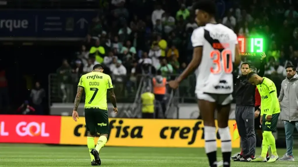 Palmeiras vence Vasco com gol de Raphael Veiga