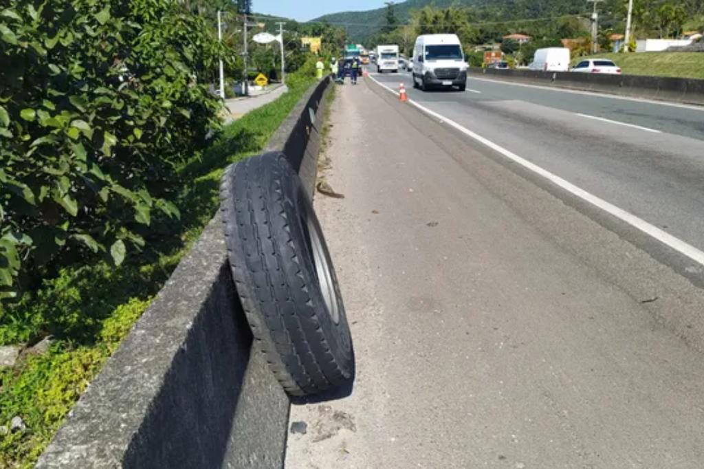 Homem morre após ser atingido por pneu que se soltou de guindaste na BR-101, em SC