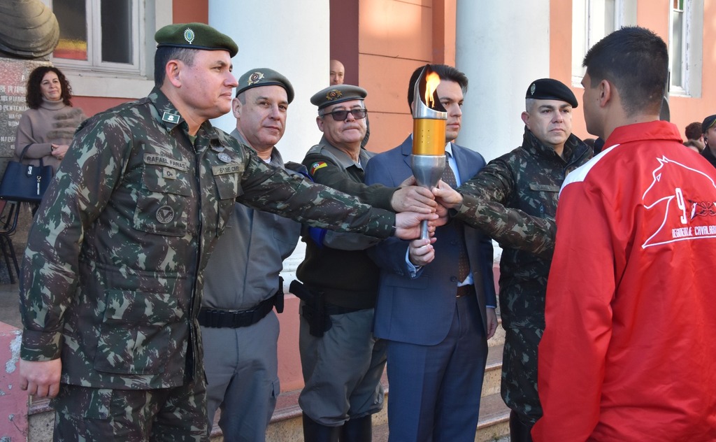 CHEGADA DO FOGO SIMBÓLICO ABRE FESTEJOS DA PÁTRIA.