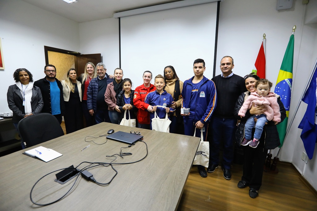 Alunos do SAEB recebem homenagem na Prefeitura de São Francisco do Sul