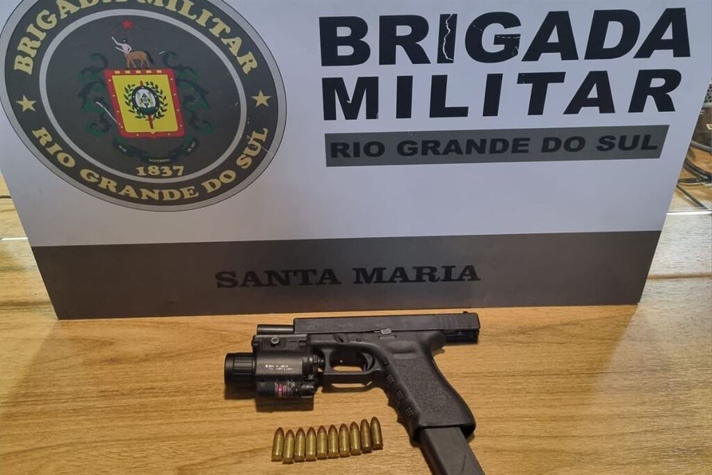 Foto: Brigada Militar - Pistola de uso restrito e 10 munições foram apreendidas com o suspeito pela Brigada Militar