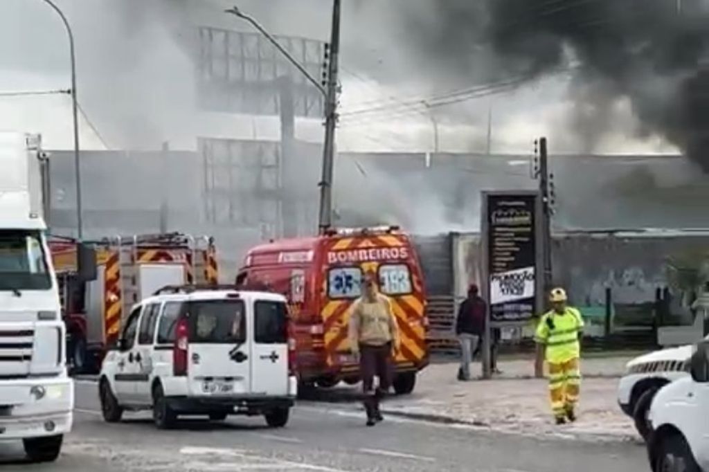 Container pega fogo em loja na Vila Nova; VÍDEO